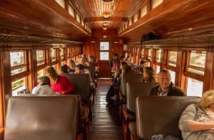 Die Waggons sind klassisch in Holz gehalten