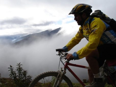 Mountainbiker im Nebel
