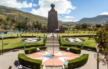 Das Äquatordenkmal "Mitad del Mundo"
